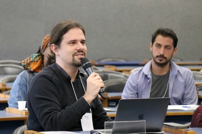 Participante do público faz perguntas durante o debate