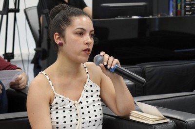 Participante do público faz perguntas durante o debate