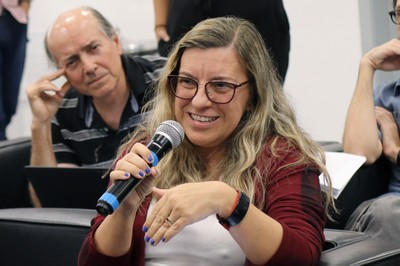 Maria de los Angeles Gasalla, faz perguntas aos expositores