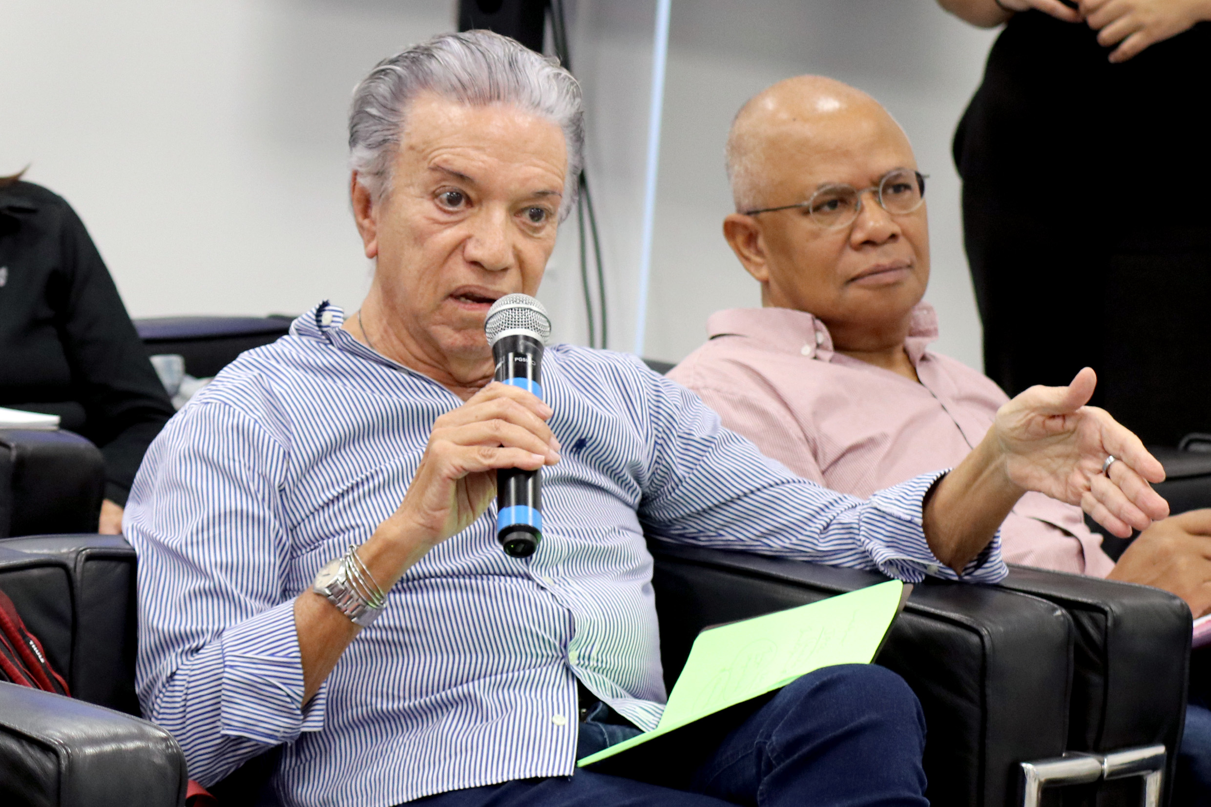 Participante do público faz perguntas aos expositores durante o debate