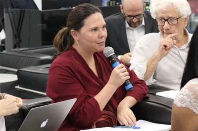 Maria Edelvacy Marinho faz perguntas durante o debate