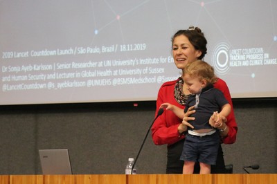 Sonja Ayeb-Karlsson, representante do Lancet e seu filho