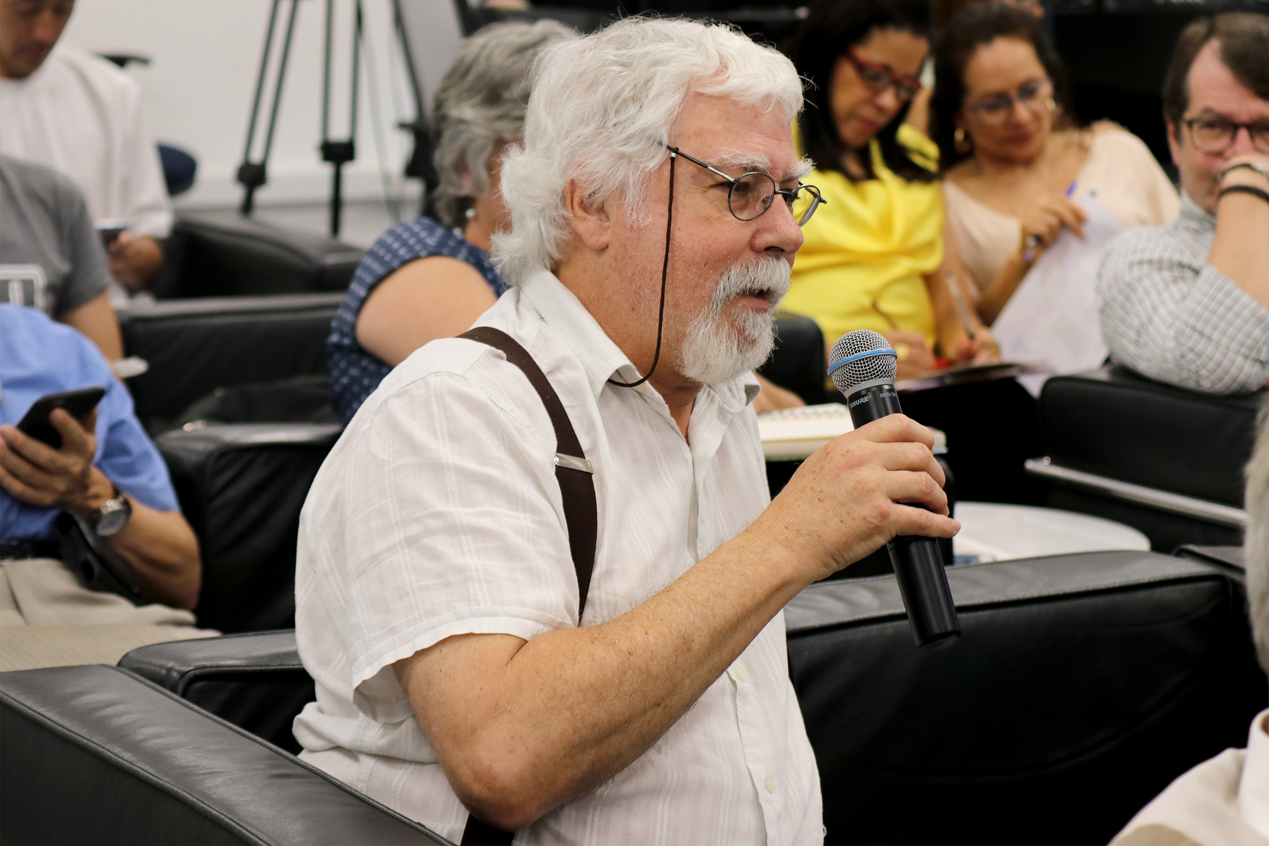 Participante do público faz perguntas durante o debate