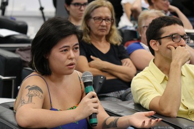 Participante do público faz pergunta durante o debate