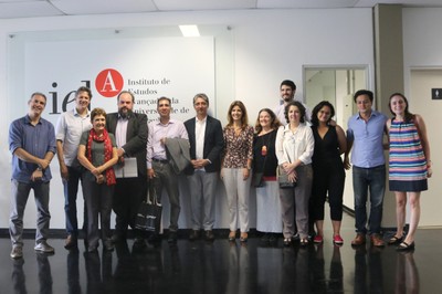 Foto de encerramento com integrantes do Nap Escola da Metrópole