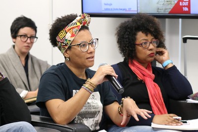 Participante do público faz perguntas durante o debate