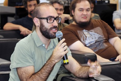 Participante do público faz perguntas durante o debate