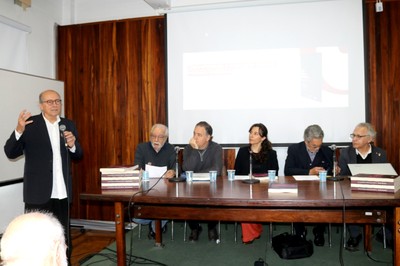  Naomar de Almeida Filho, de pé e na mesa, a partir da esquerda, Luís Carlos de Menezes, Marcos Piason Natali, Tathyana Gouvêa, Nílson José Machado e Lino de Macedo