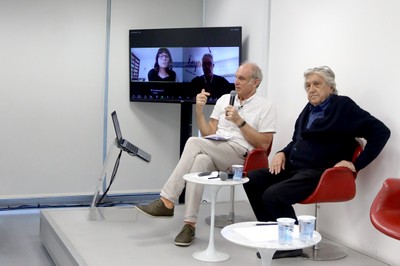 Paula Alzugaray e David Sperling, via vídeo-conferência,  Martin Grossmann e Antoni Muntadas