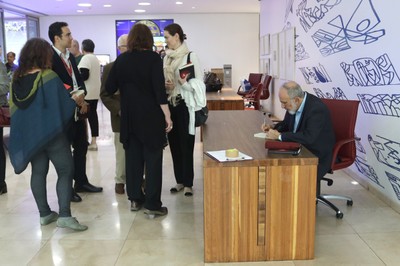 Guilherme Ary Plonski autografa os livros