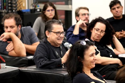 Participante do público faz perguntas durante o debate