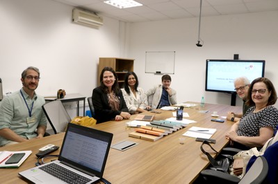 A partir da esquerda, Rafael Borsanelli, assistente acadêmico do IEA, Camila C. B. Ferreira Ítavo, vice-reitora da UFMS, Vivina Dias Sol Queiroz, da FACH/UFMS, Weiny César F. Pinto da FCH/UFMS, Marcos Buckeridge, e Roseli de Deus Lopes, diretores do IEA 