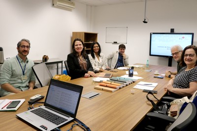 A partir da esquerda, Rafael Borsanelli, assistente acadêmico do IEA, Camila C. B. Ferreira Ítavo, vice-reitora da UFMS, Vivina Dias Sol Queiroz, da FACH/UFMS, Weiny César F. Pinto da FCH/UFMS, Marcos Buckeridge, e Roseli de Deus Lopes, diretores do IEA