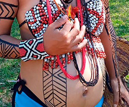 Barriga de indígena grávida