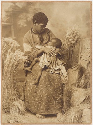 Retrato de mulher com criança no colo - Vicenzo Pastore/IMS
