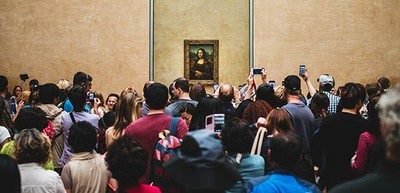 Sala de exposição da "Mona Lisa" no Museu do Louvre