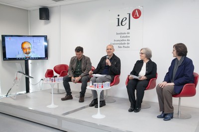 Guilherme Ary Plonski, via vídeo-conferência, Mário Scheffer, Maria Novaes e Roseli de Deus Lopes na abertura do evento