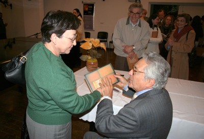Alfredo Bosi autografa livro para Dina Lida Kinoshita