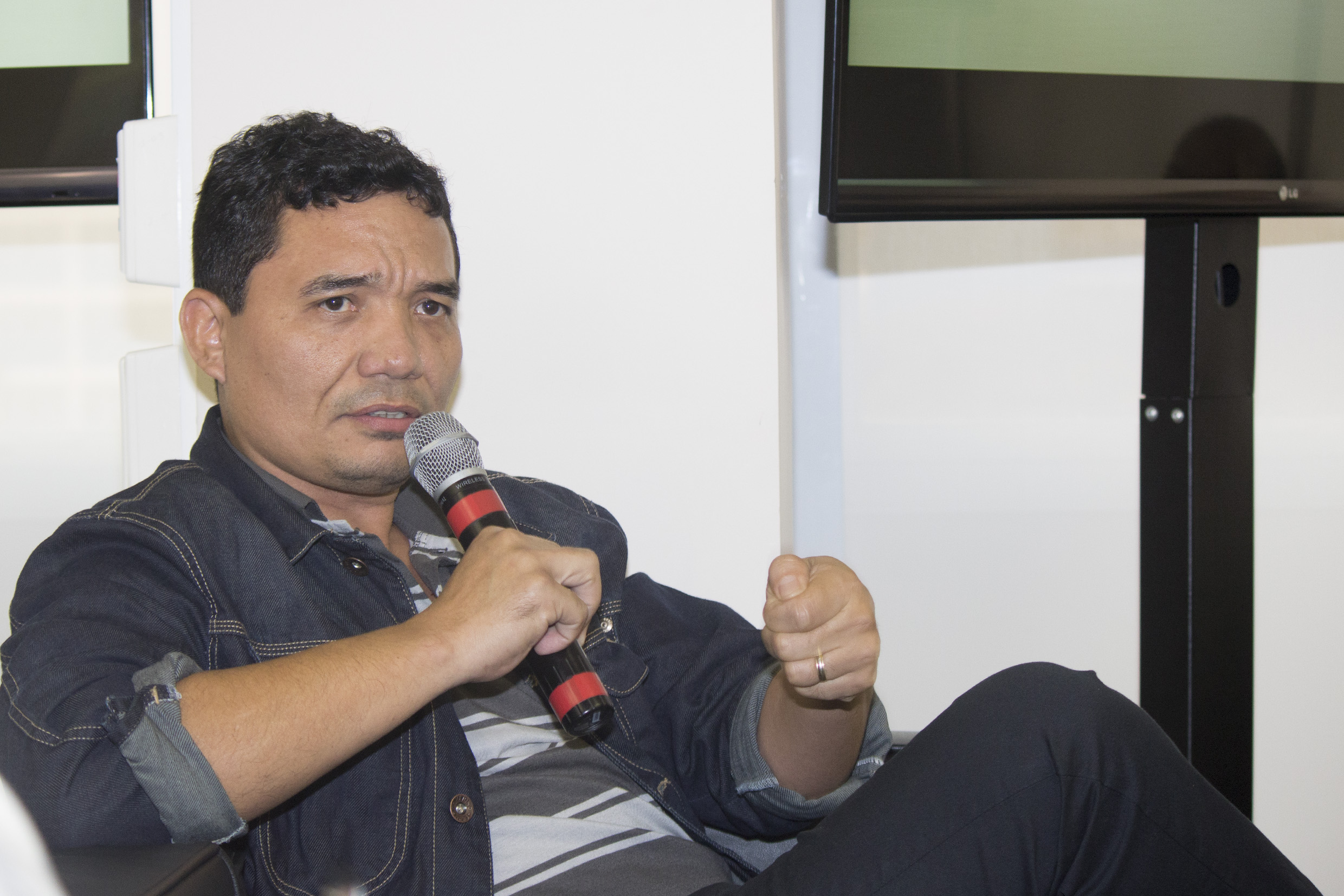 José Antonio Marinho faz perguntas ao expositor