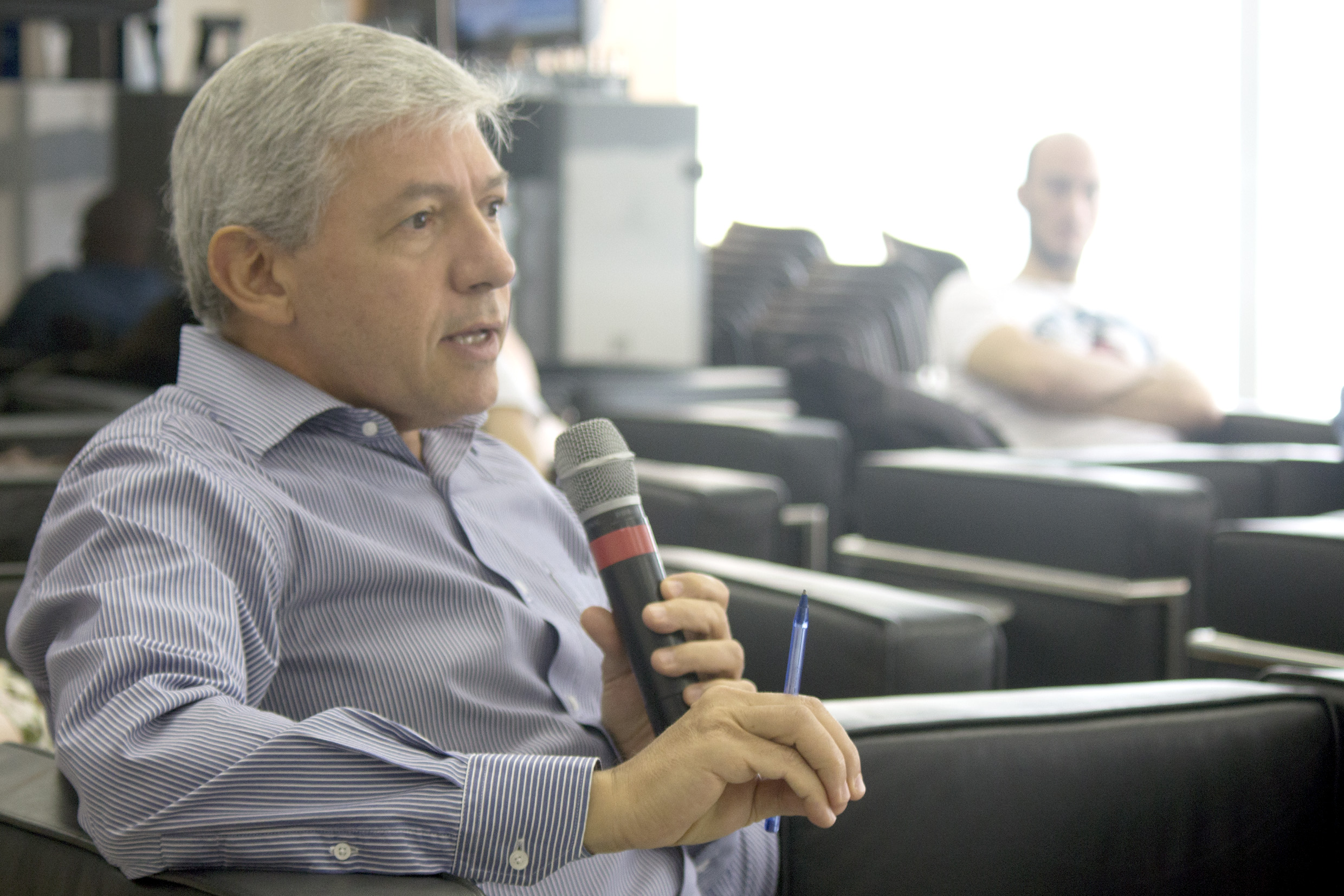 Celso Fonseca faz perguntas aos expositores
