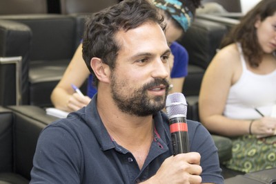 Fábio de Almeida Pinto faz perguntas aos expositores durante o debate