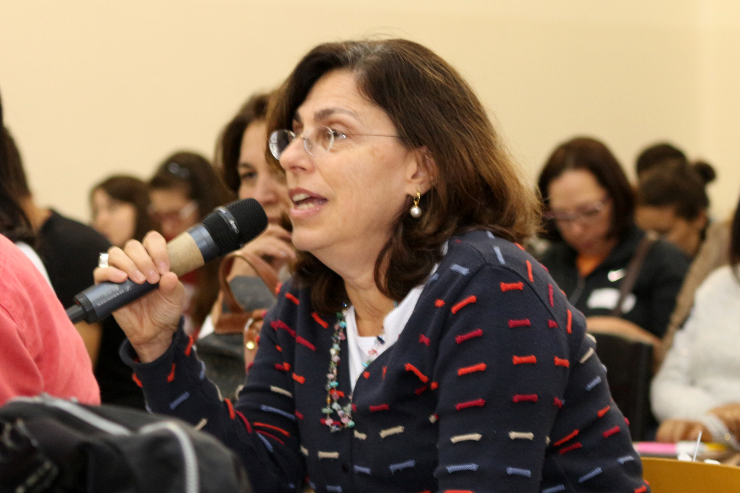 Sandra Maria Sawaya fala durante o debate