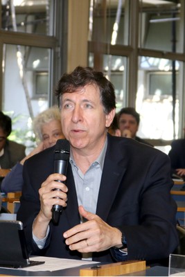 José Eduardo Krieger fala durante o debate