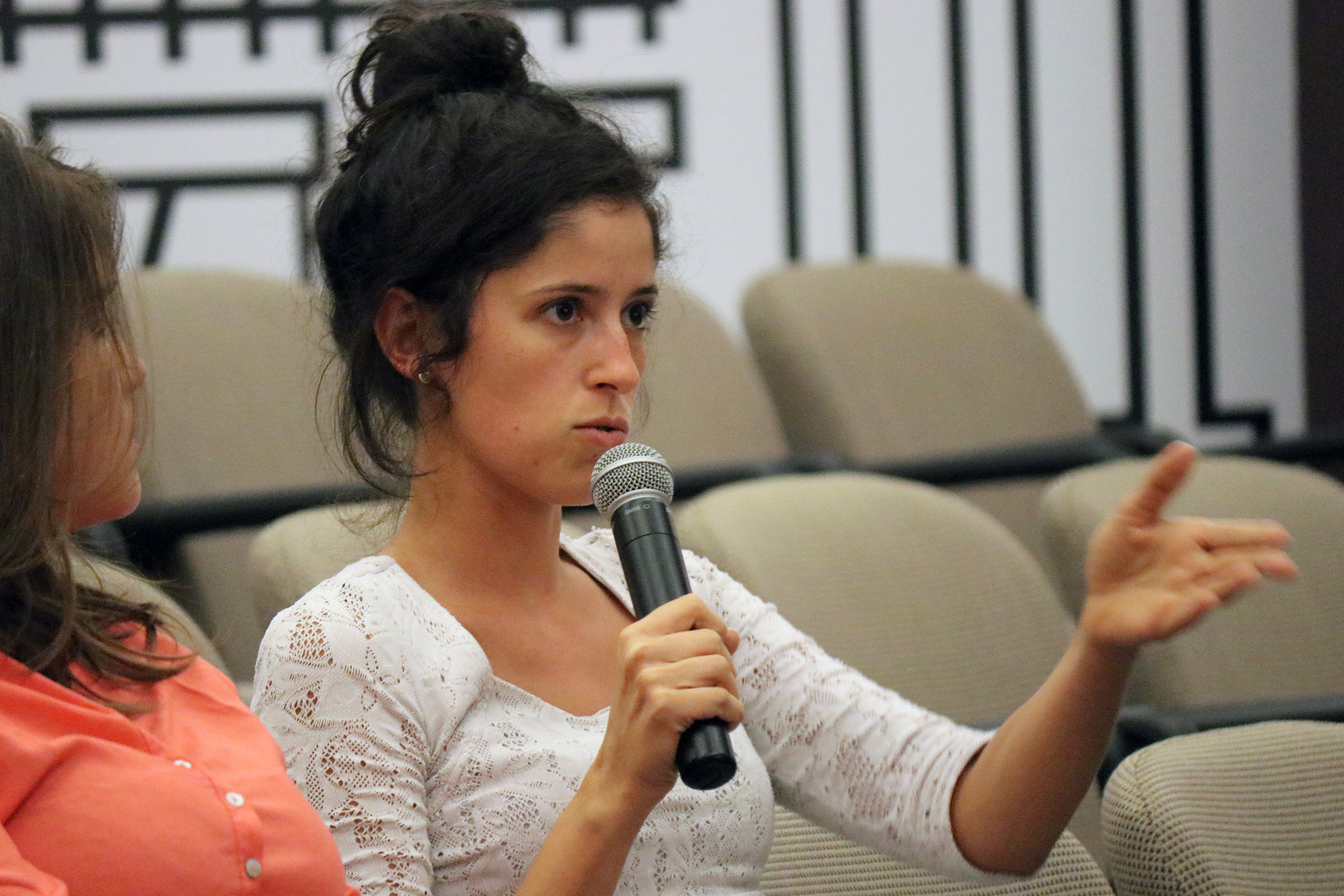 Daniela Cristina dos Santos faz perguntas ao expositor