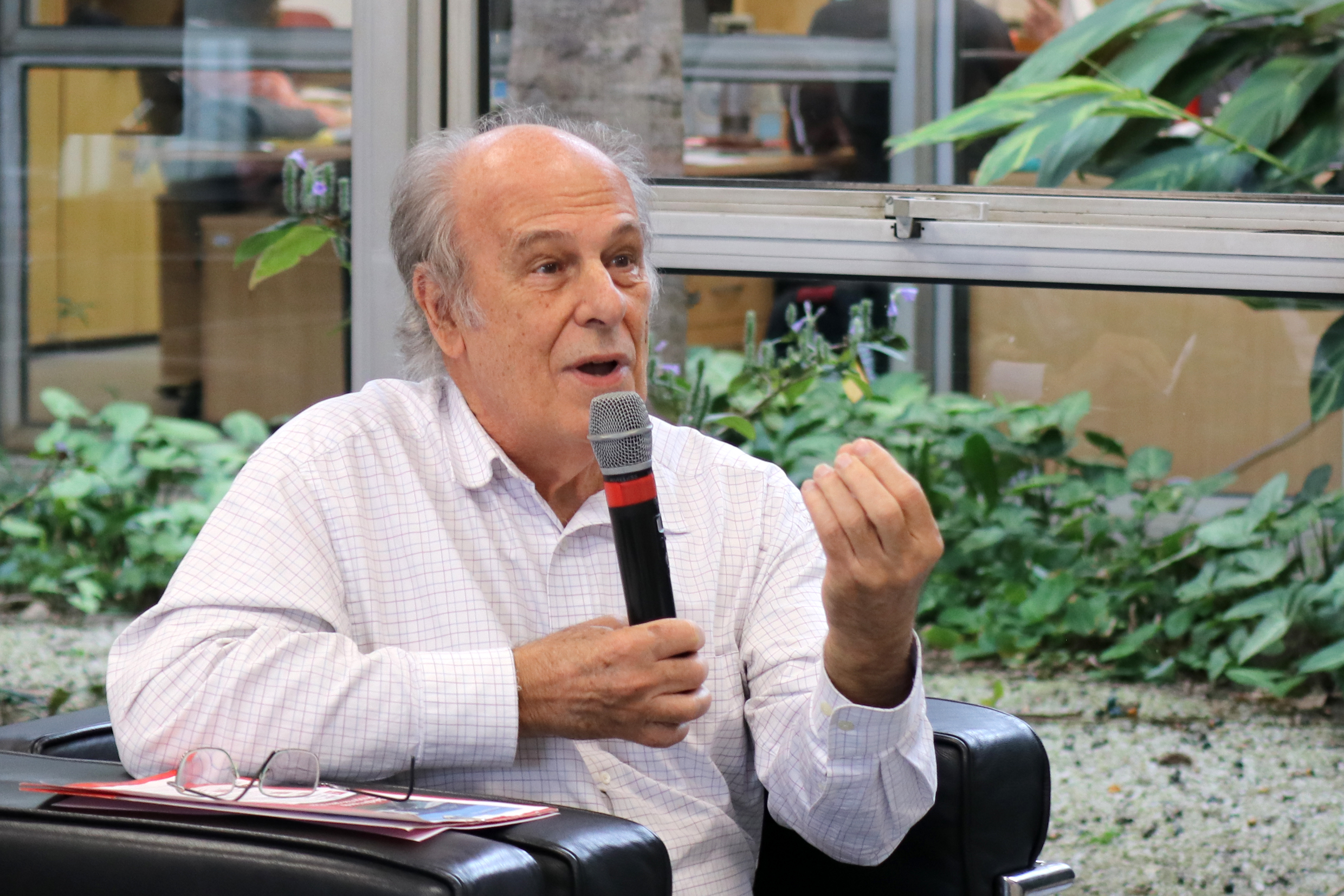 Luiz Bevilacqua fala durante o debate