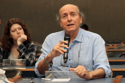 Naomar de Almeida Filho faz perguntas durante o debate