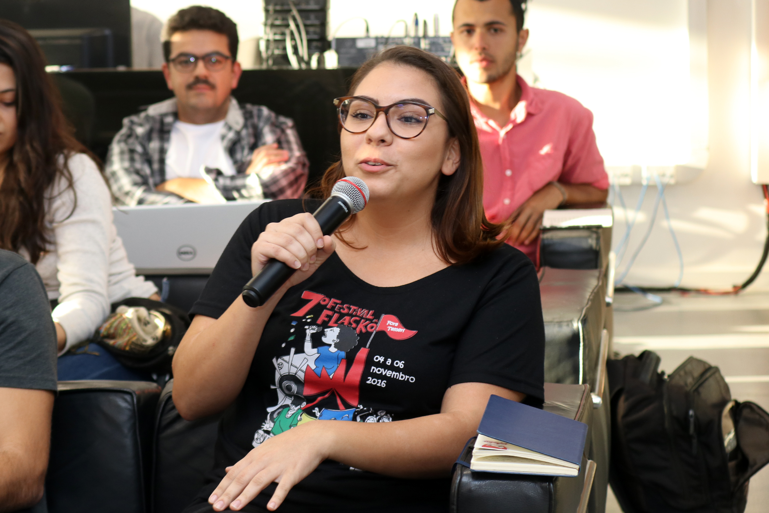 Participante do público faz perguntas as expositoras - 14/08/2018