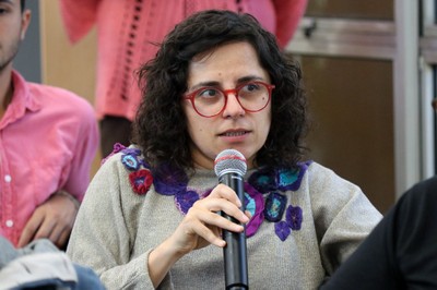 Tania Pérez-Bustos faz perguntas durante o debate - 14/08/2018