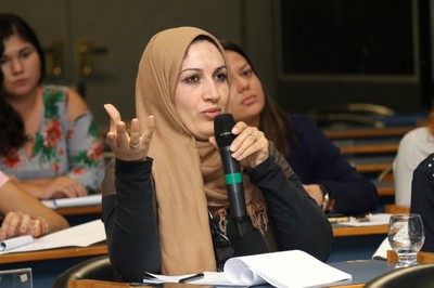 Particpante do público faz perguntas durante o debate - 01/09/2018