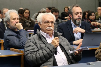 Carlos Alberto Barbosa Dantas faz perguntas durante o debate
