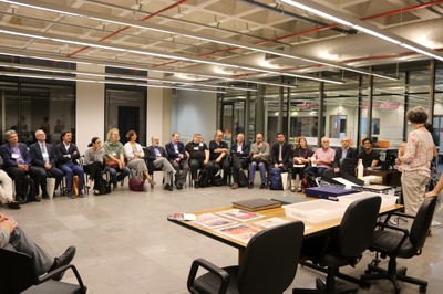 Participantes visitam o Instituto de Estudos Brasileiros 