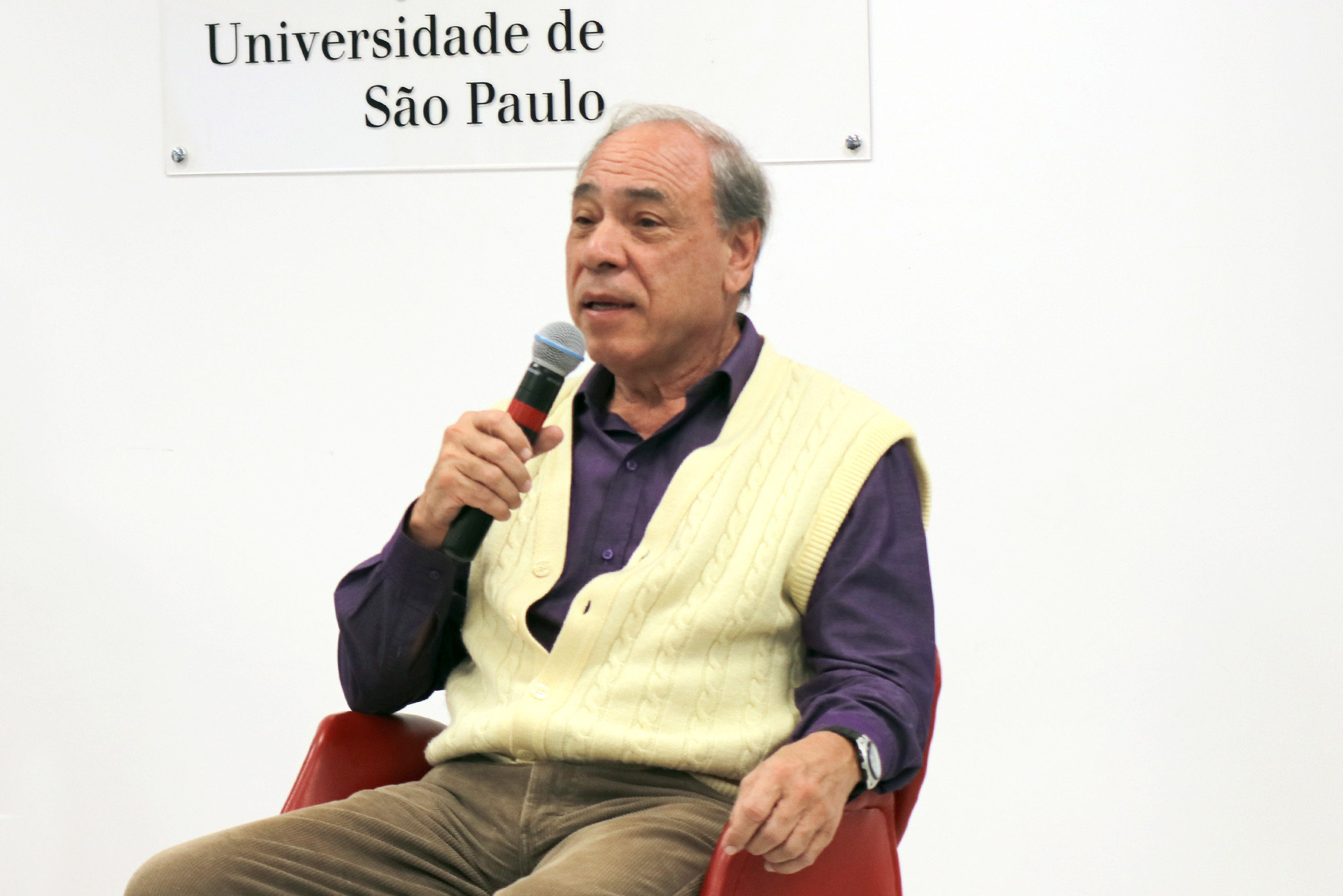 Gildo Magalhães dos Santos abre o evento e apresenta o expositor
