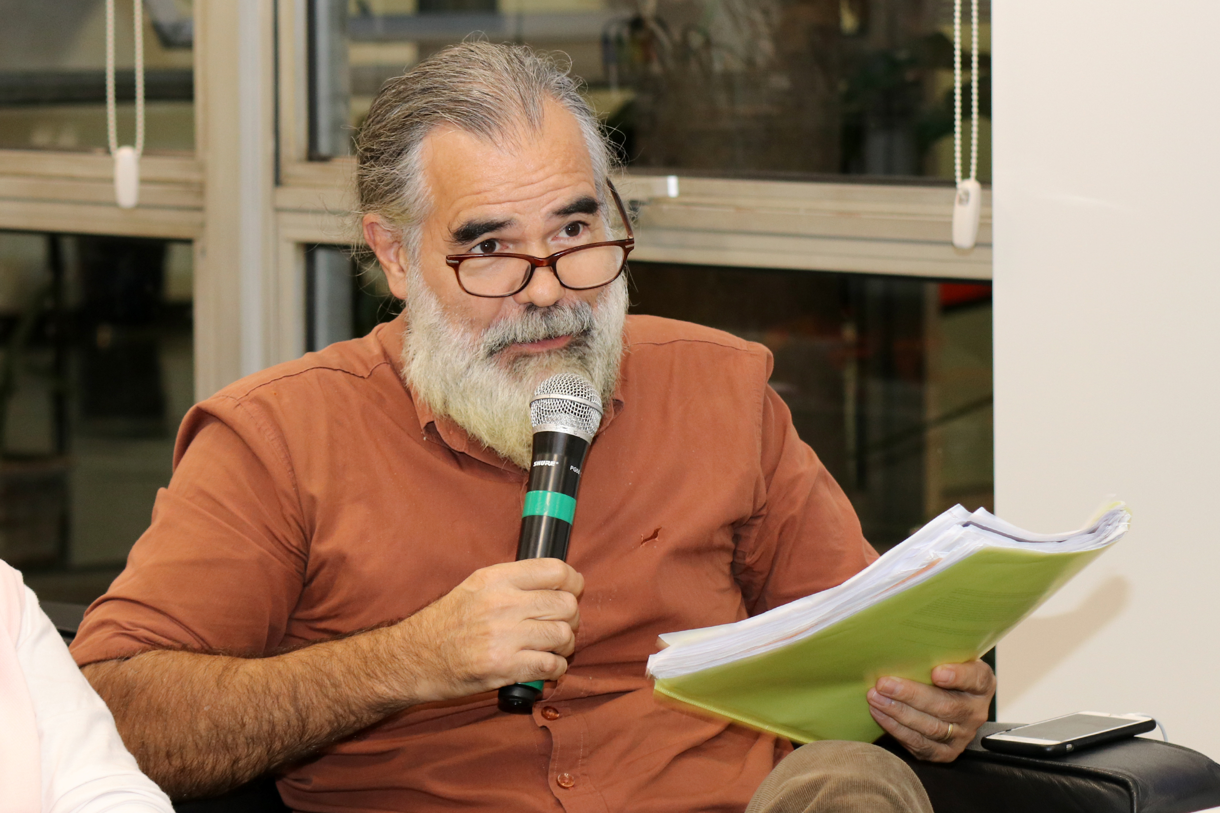 Carlos Alberto Cioce Sampaio  faz perguntas aos expositores