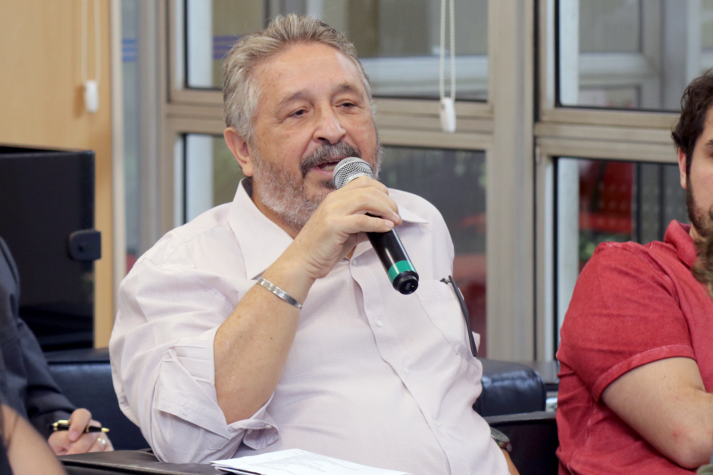 Ivan Carlos Maglio faz perguntas durante o debate - 23/04/2019