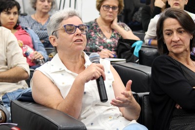 Rita de Cássia Goltz faz perguntas aos expositores