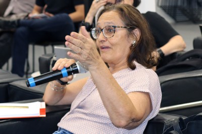 Ana Fani Alessandri Carlos fala durante o debate