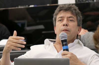 Arturo Orellana  faz perguntas aos expositores durante o debate