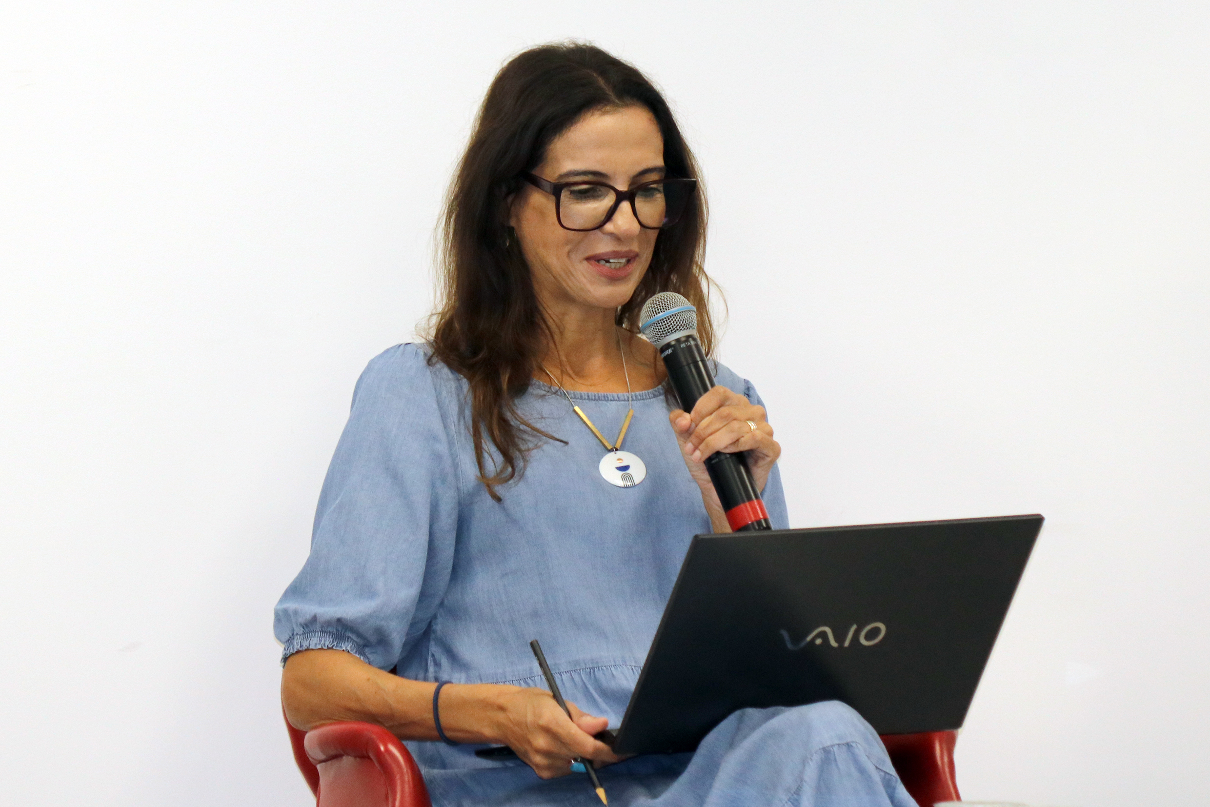 Ana Paula Magalhães abre o evento e apresenta Eugenio Bucci
