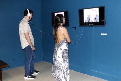 Visitantes assistem aos vídeos da exposição Alfredo Bosi: entre a Crítica e a Utopia