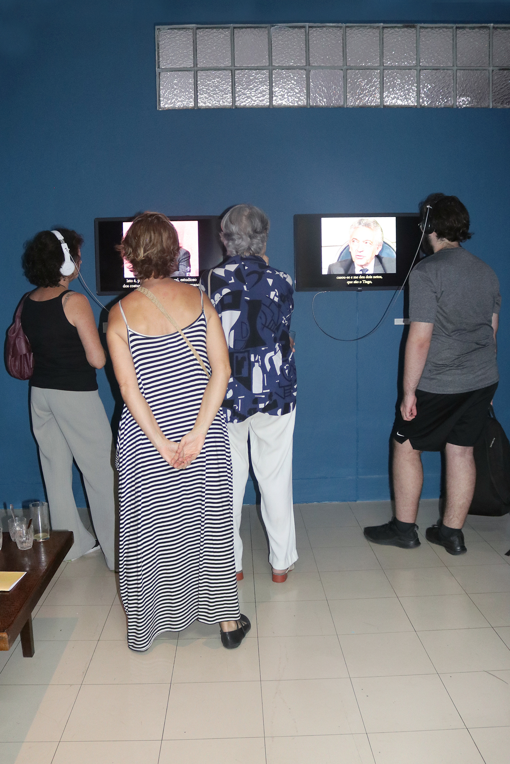 Público assiste vídeos da exposição Alfredo Bosi: entre a Crítica e a Utopia
