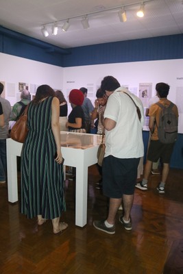 Público visita a Exposição Alfredo Bosi: entre a Crítica e a Utopia