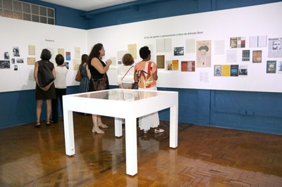 Público visita a Exposição Alfredo Bosi: entre a Crítica e a Utopia