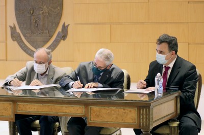 Guilherme Ary Plonski, Paulo Alberto Nussenzveig e Marcelo Knörich Zuffo assinam o Convênio IEA/USP e Inova/USP