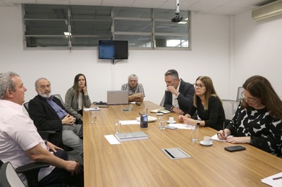 A partir da esquerda, Dário Borelli, Guilherme Ary Plonski, Fernanda Rezende, Aziz Salem, David Sperling, Elisabete Assaf e Carla Ventura