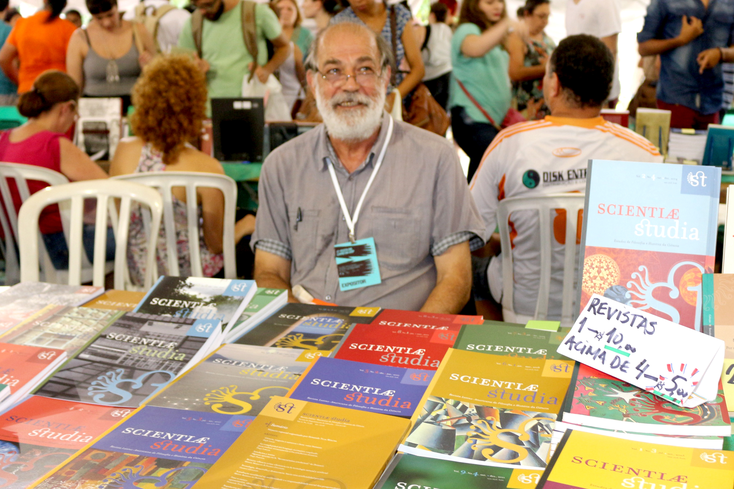 Pablo Mariconda no stand da Revista Scientiae Studia na 17a. Feira do Livro da USP 2015 